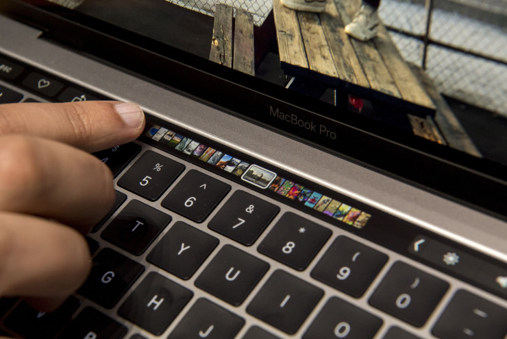Функцията Touch Bar не набра достатъчно популярност сред разработчиците на приложения и обърка потребителите. Снимка: David Paul Morris/Bloomberg