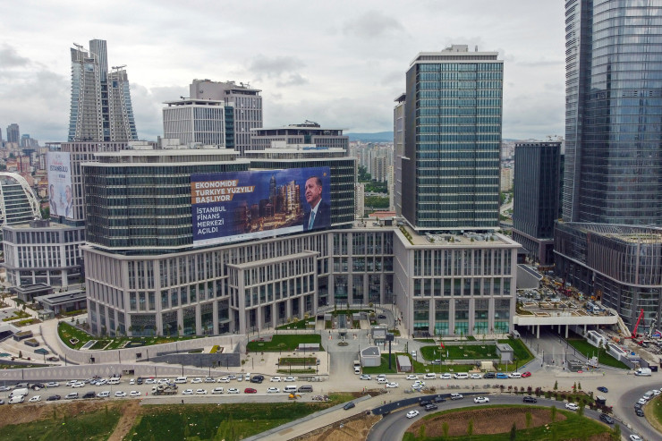 Финансовият център в Истанбул предлага 1,4 млн. кв. м офис площи и е представян от приближени до президента Ердоган като бъдещ финансов център в региона. Снимка: Moe Zoyari/Bloomberg