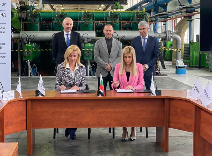Подписването на договора. Снимка: Investor.bg