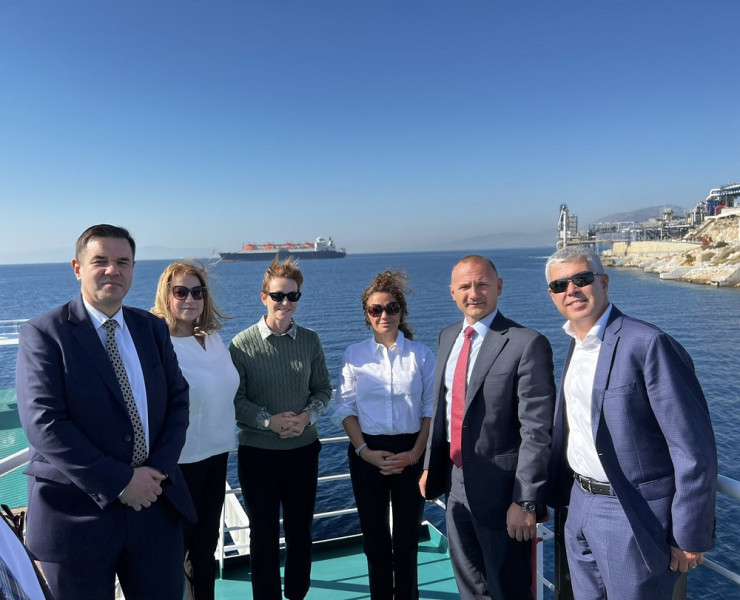 Българската делегация наблюдава разтоварването на танкер с втечнен газ на терминала "Ревитуса". Снимка: Министерството на енергетиката