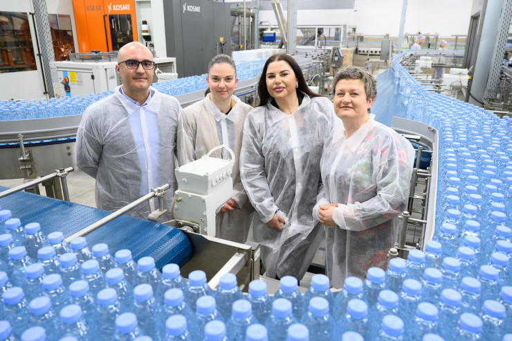 Главният изпълнителен директор на Лидл България Милена Драгийска с изпълнителния директор на "Балдаран спринг" Таня Стоименова и Вълчо Русев, ръководител "Стоково снабдяване" в Лидл България. Снимка: Лидл България