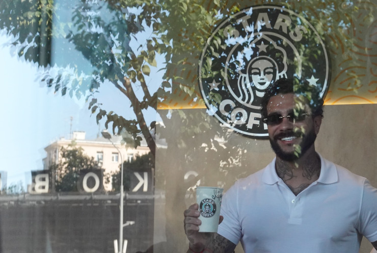 Руският рапър Тимати на представянето на Stars Coffee. Снимка: EPA/MAXIM SHIPENKOV