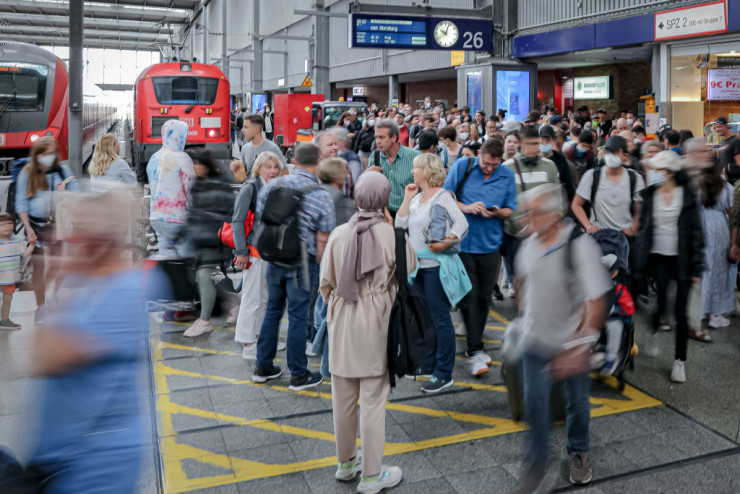 Пътници пристигат на гарата в Мюнхен. Снимка: Leonhard Simon/Getty Images