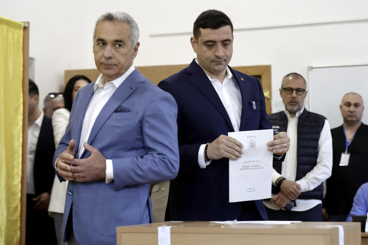 Джордже Симион (вдясно) и Калин Джеорджеску гласуваха заедно на първия тур. Снимка: БГНЕС/EPA/ROBERT GHEMENT