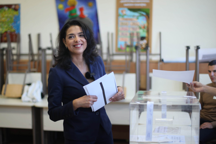 Кандидатът на МК "БСП за България" Ваня Григорова вече упражни правото си на глас. Снимка: Димитър Кьосемарлиев, Investor Media Group