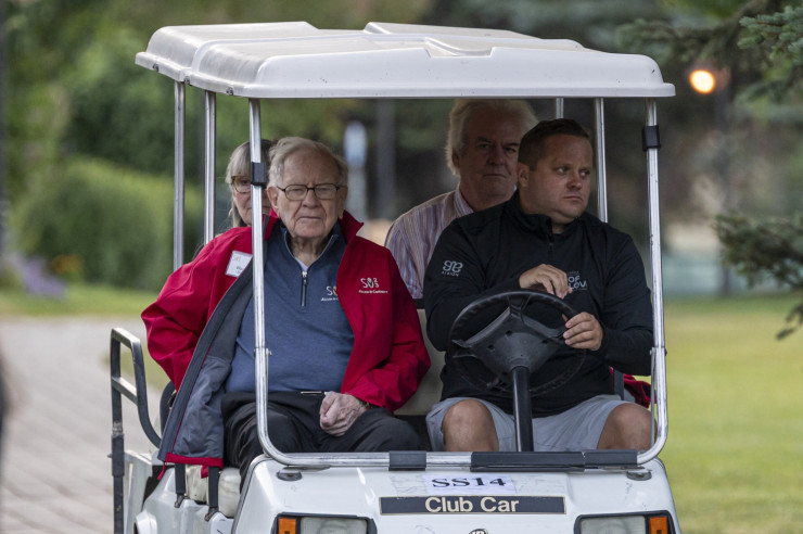 Уорън Бъфет, вляво. Снимка: David Paul Morris/Bloomberg