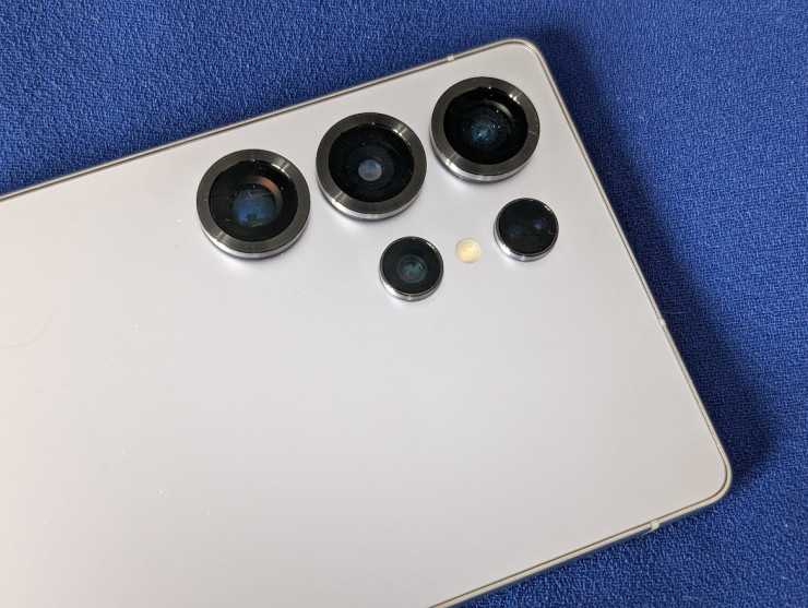 Samsung Galaxy S25 Ultra. Снимка: Елена Кирилова/Investor Media Group