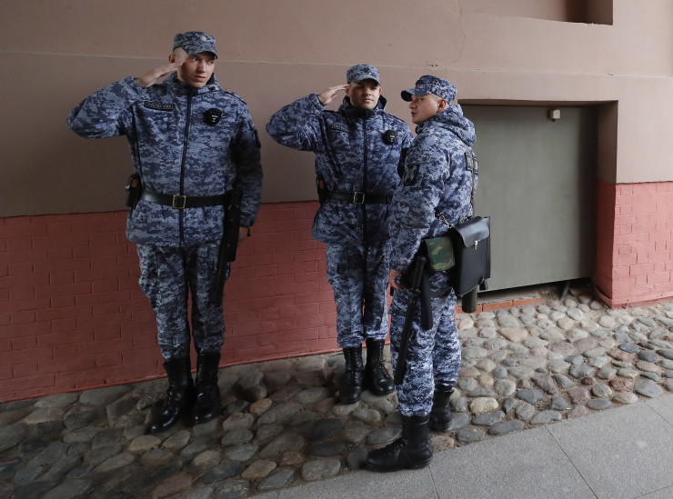 Руски военни отдават почит на командир. Снимка: EPA/ANATOLY MALTSEV