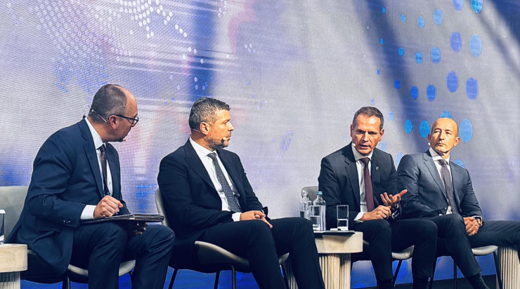 От ляво надясно: Ландън Дерентц, Atlantic Council; Георгиос Стасис, Public Power Corporation; Мануосос Мануосакис, Independent Power Transmission Operator (IPTO); Калин Пешов, Главболгарстрой. Снимки: Иван Миладинов