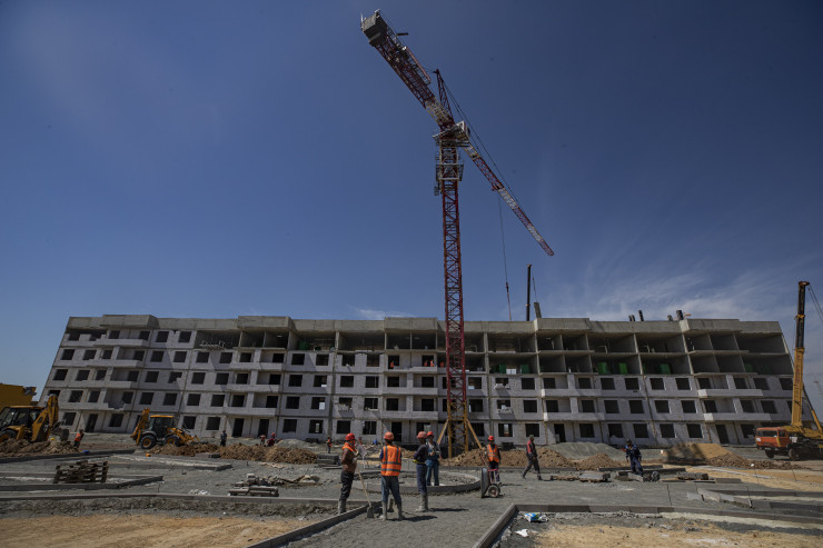 В Мариупол се изграждат дванадесет пететажни къщи с 1011 апартамента. В тях ще могат да се настанят повече от 2500 души. На строителната площадка работят около 1000 души, ангажирани са повече от 150 единици техника. EPA/SERGEI ILNITSKY