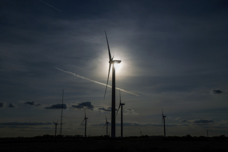 Вятърни турбини на сушата по здрач в английската провинция. Снимка: Chris Ratcliffe/Bloomberg