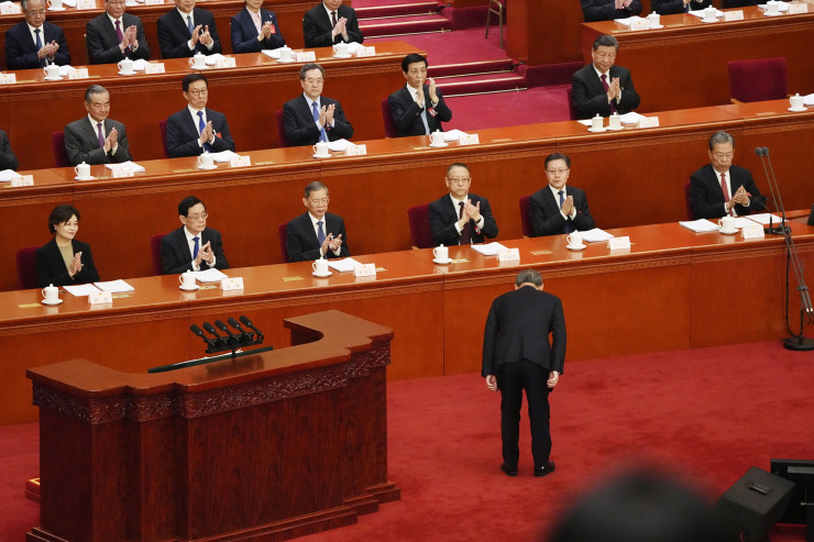 Премиерът Ли Цян се покланя пред президента Си Дзинпин (на втория ред вдясно). Снимка: Qilai Shen/Bloomberg