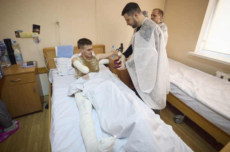  Зеленски награждава украински военни, лекуващи се в болница в Лвов. Снимка: EPA/SERGEY DOLZHENKO