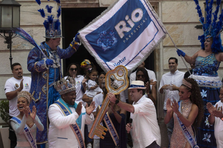 Кметът Едуардо Паеш, в средата вдясно, предава ключовете на града на краля Момо при откриването на карнавала на 17 февруари. Снимка: Dado Galdieri/Bloomberg