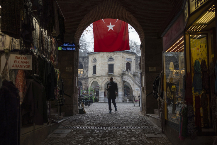 Анализатори на JPMorgan и HSBC заявиха, че очакват турската лира да поевтинее до около 24-25 лири за долар. Снимка: Bloomberg