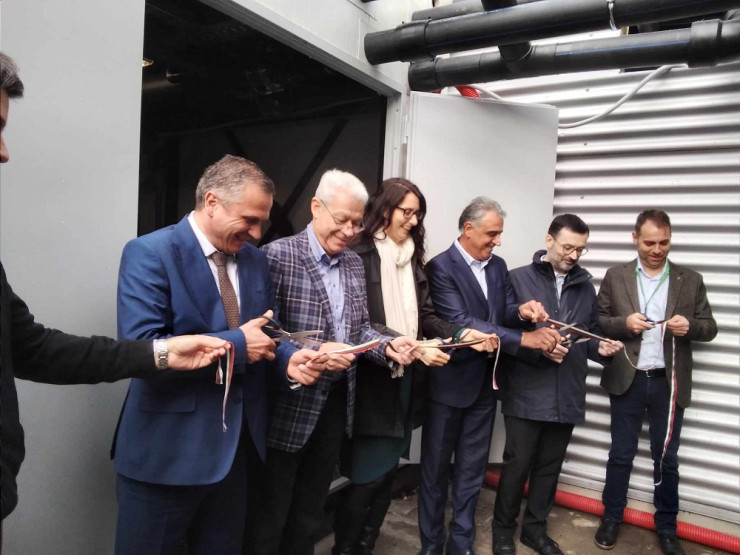 Официалните гости откриха новата инсталация в завода. Снимка: Investor.bg