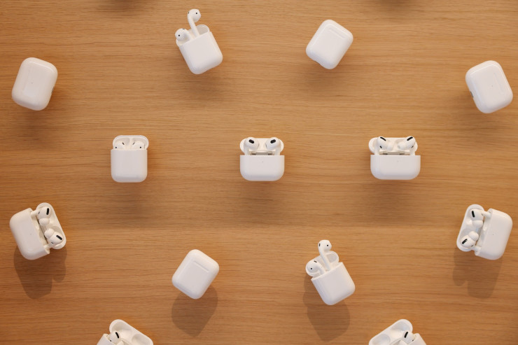 Модели на AirPods в новмагазин на Apple Inc. в Лондон, Великобритания, във вторник, 26 юли 2022 г.  Hollie Adams/Bloomberg