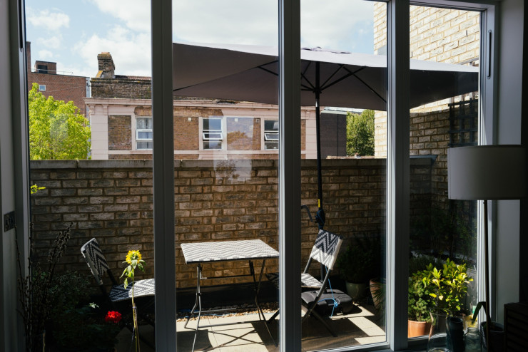 Остъклените домове построени през последните 20 години, особено тези с много затворени прозорци от пода до тавана, са силно уязвими при жеги. Снимка: Жозе Сарменту Матуш/Bloomberg