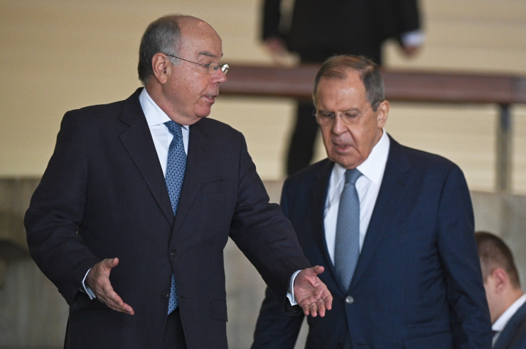 Бразилският външен министър Мауро Виейра с руския си колега Лавров (вдясно). Снимка:  EPA/ANDRE BORGES