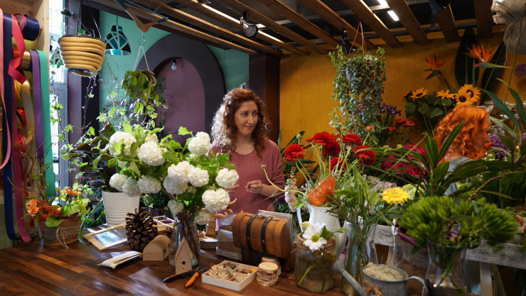 Виктория се занимава с изработката на пръстени и други елементи от дърво. Снимка: Vivacom