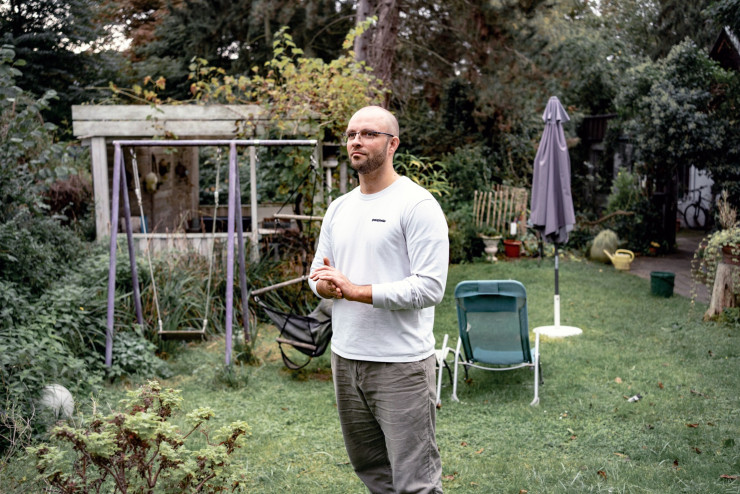 Мануел Дейвид в градината на дома на родителите си в Дюселдорф, където със съпругата му планирали да построят къща. Снимка Бен Килб/Bloomberg