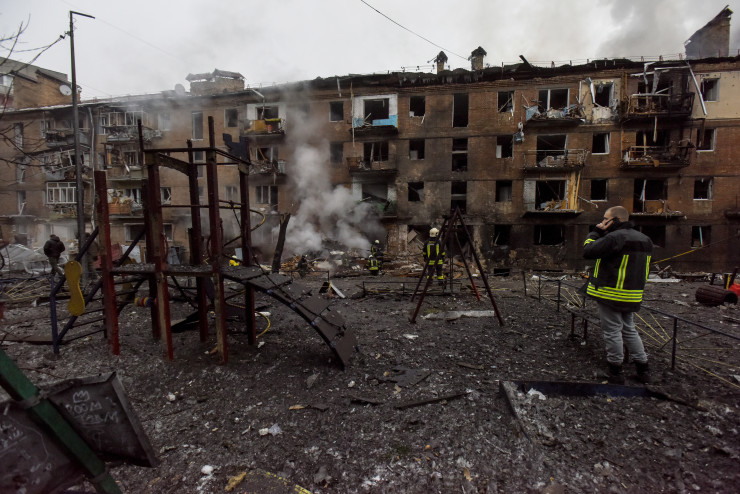 Унищожена детска площадка до жилищен блок, пострадал от обстрел във Вишгород, близо до Киев. Снимка: EPA/OLEG PETRASYUK