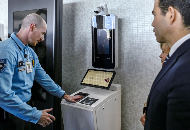 Португалски политици са информирани от полицейски служител за новата система за контрол на външните граници на ЕС на летище "Умберто Делгадо" в Лисабон на 15 април. Снимка: Horacio Villalobos/Getty Images