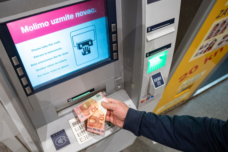 70% от банкоматите в Хърватия пускаха евро още в първите часове на новата година. Снимка: Petar Santini/Bloomberg