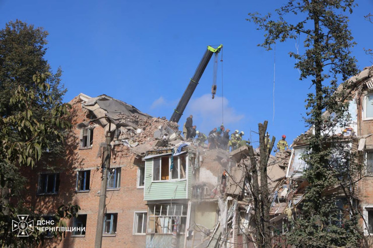 Ракета разруши жилищен блок в Прилуки. Снимка: ДСНС
