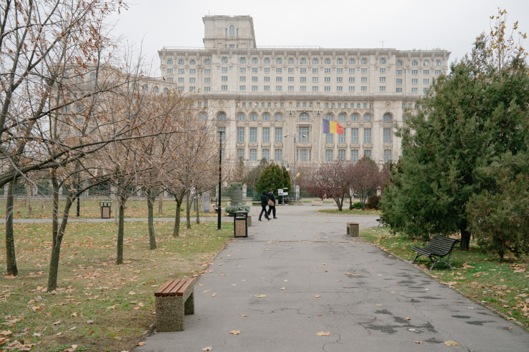 Сградата на парламента в Букурещ. Правителството прокарва мерки за строги икономии. Снимка: Andrei Pungovschi/Bloomberg