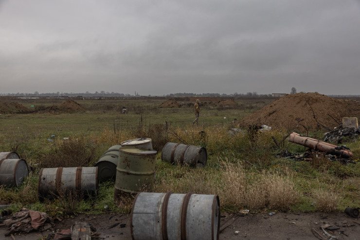 Украински войник проверява района на летището в Херсон за експлозиви. Снимка: ЕРА