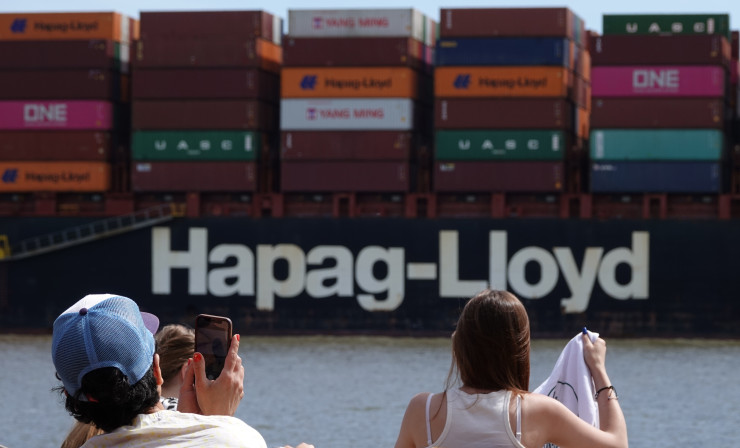 Контейнеровоз на Hapag-Lloyd плава по река Елба в пристанището на Хамбург. Снимка: Julian Weber/dpa