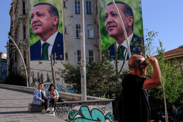 Цяла Турция е осеяна с предизборни билборди на Ердоган. Снимка:  EPA/SEDAT SUNA