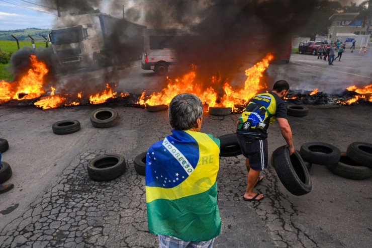 Привърженици на Болсонаро блокират път в знак на протест срещу резултатите от втория тур на президентските избори на 31 октомври. Снимка: Bloomberg LP