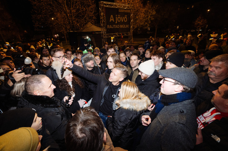 Маджар си прави селфи с поддръжници след митинга. Снимка: Petar Santini/Bloomberg