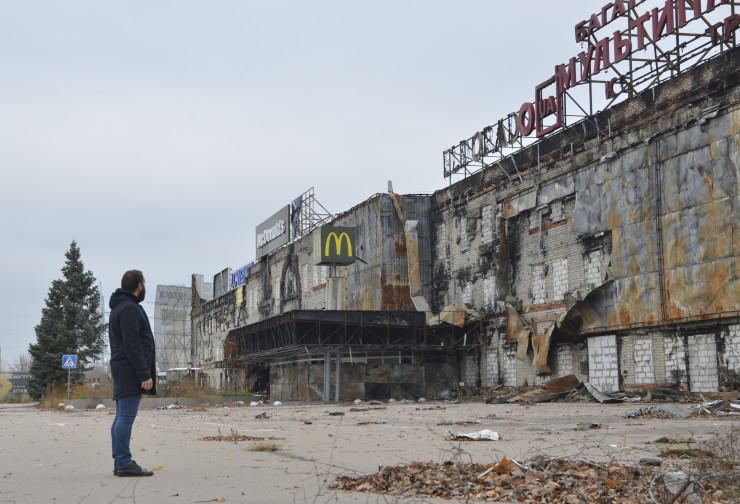 Разрушени сгради в централната част на Херсон. Снимка:  EPA/OLEG PETRASYUK
