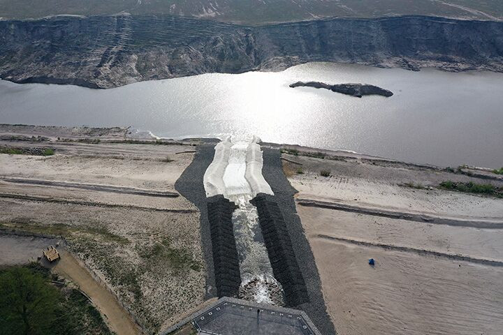 Огромно количество вода се влива в бившата въглищна мина, която ще се използва като основа за проекта Cottbuser Ostsee. Източник: Sean Gallup/Getty Images