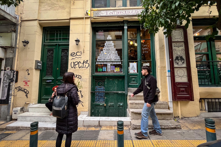 Надпис на вратата на вече затворения магазин Tintinnabulum гласи: "Красиви магазинчета са красиво затваряни от алчни собственици и от Airbnb". Снимка: Ioana Epure/Bloomberg
