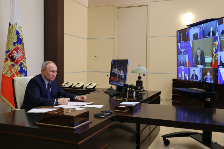 Руският президент Владимир Путин възложи да се приключат възможно най-бързо всички въпроси, свързани с възстановяването на жилищната инфраструктура в граничните райони с Украйна и засегнатите от извънредни ситуации селища. Той отбеляза, че основната задача е да се премахне самата възможност за обстрел на граничните райони, но „това е дело на военното ведомство“. Снимка: EPA/MIKHAEL KLIMENTYEV / SPUTNIK / KREMLIN POOL  