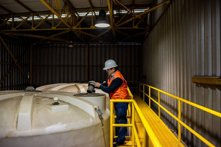 Литиеви цистерни в лабораторията на Summit Nanotech в Сантиаго, Чили. Снимка: Cristobal Olivares/Bloomberg