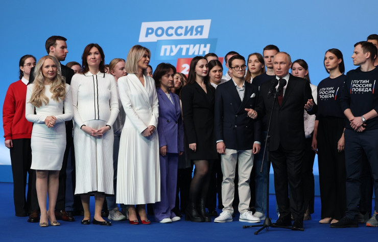 Путин със свои съветници и привърженици в предизборния щаб след изборите. Снимка: БГНЕС/EPA/GAVRIIL GRIGOROV/SPUTNIK
