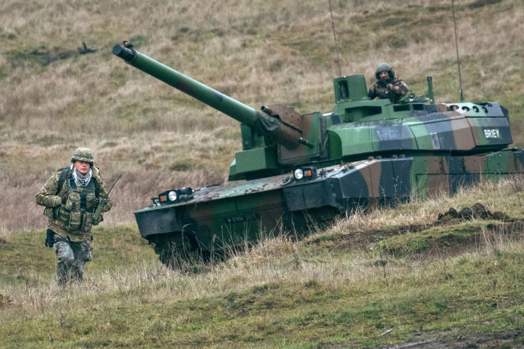 Войници от различни страни членки на НАТО, управляващи боен танк, участват във военното учение с бойна стрелба Black Scorpions NATO 22.8 в Националния съвместен тренировъчен център в Чинку, Румъния. Снимка: Bloomberg L.P.