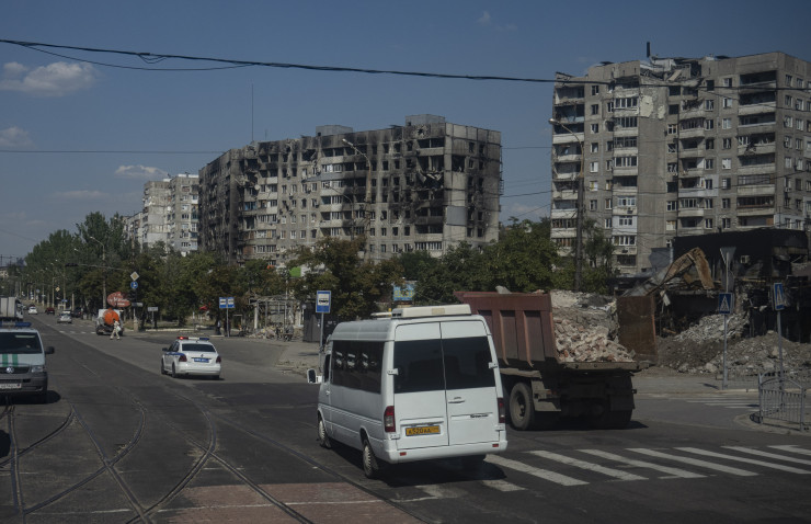 Разрушени сгради в Мариупол. Снимка: EPA/YURI KOCHETKOV