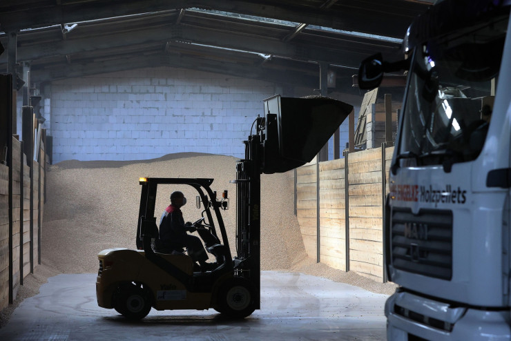 Пелети се натоварнат на конвейер в склада на Hans Engelke Energie. Снимка: Krisztian Bocsi/Bloomberg