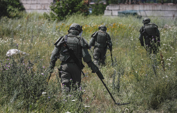 Руски военни разминират терен в околността на Мариупол. Снимка: EPA/SERGEI ILNITSKY