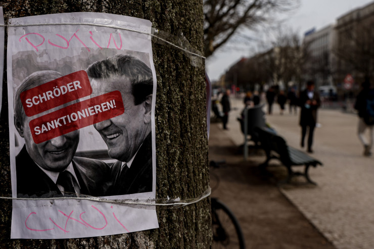 Много германци осъждат действията на бившия канцлер Шрьодер. Снимка:  EPA/FILIP SINGER
