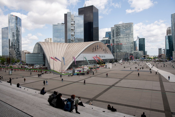 Офис служители в бизнес квартала La Defense в покрайнините на Париж. Снимка: Бенжамен Жирет/Bloomberg