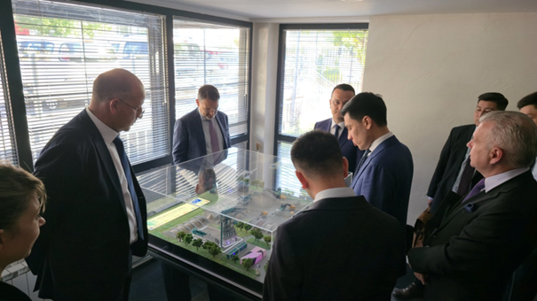 Делегацията разгледа отблизо дейността и метода на работа на иновативния за региона завод за рециклиране на строителни материали MOBICCON- PRO.