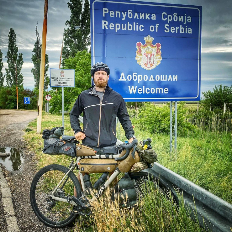 През юли Майнеке качва филми от обиколка с велосипед от Берлин до Истанбул, в един от които обижда сексистки жена на пътя. 