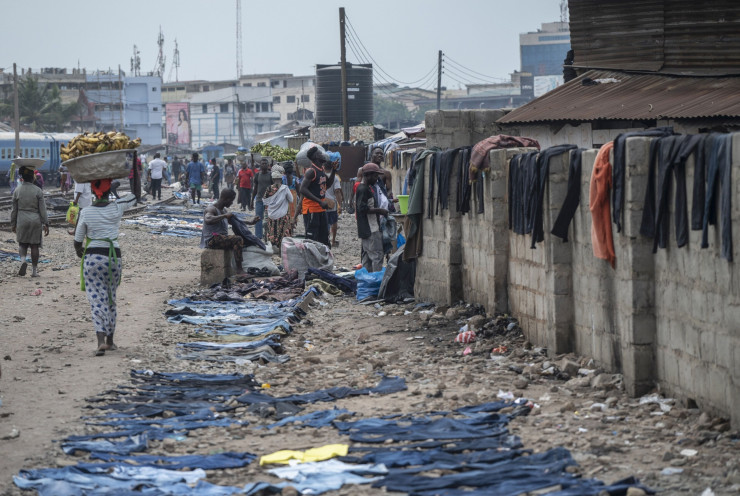 Дънки втора употреба са оставени на земята преди препродажба на текстилен пазар в Акра, Гана. Снимка: Andrew Caballero-Reynolds/Bloomberg